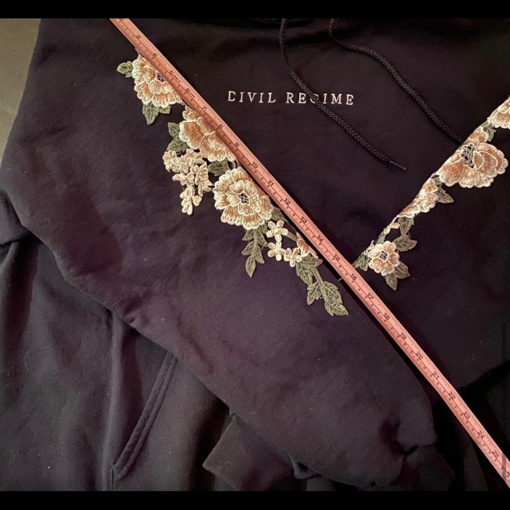 Civil Regime x Champion Blanco Roses
Hoodie Large ( only releases once a year ) - Picture 4 of 4